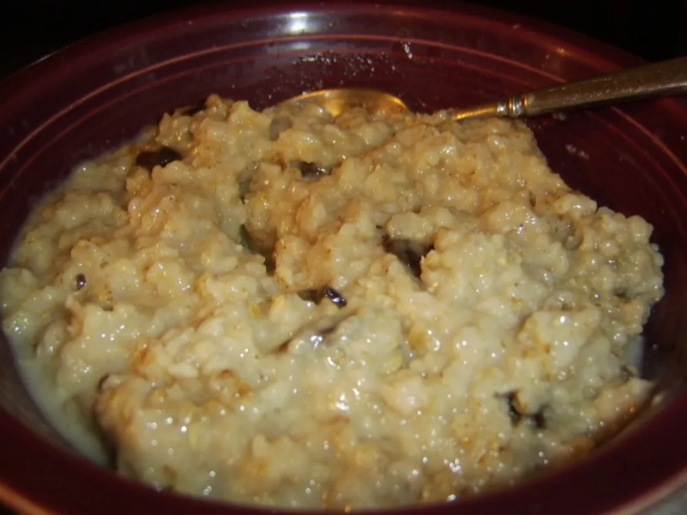 5-Minute Oatmeal- Raisin Cookie Treat